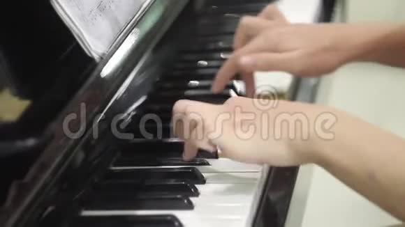年轻人弹钢琴双手合拢乐器上的练习键盘乐器萨尔费吉奥长长的手指视频的预览图