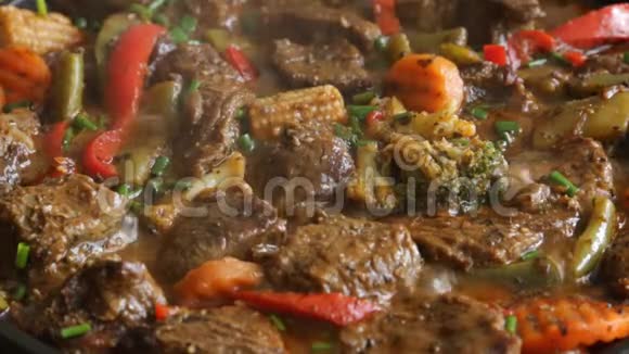 烹饪过程中用蔬菜在煎锅食谱上进行油炸视频的预览图