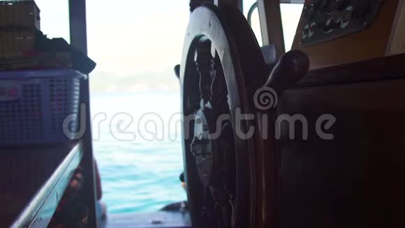 在蓝海景观上关闭船长桥帆船方向盘海上帆船的转向轮视频的预览图