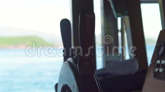 船长桥帆船转向盘关闭蓝色海洋景观帆船轮轮视频的预览图