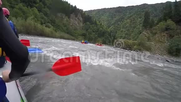 划桨的突击队员在河上漂流危险的极限运动视频的预览图