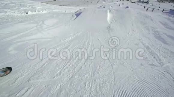 滑雪者滑雪滑雪者在滑雪场自由跳跃视频的预览图