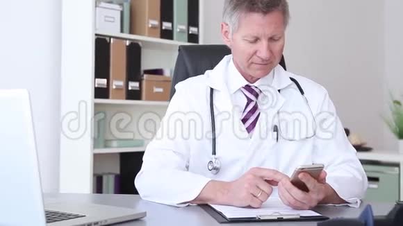 医生用智能手机在医院工作视频的预览图