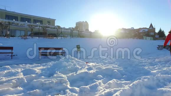 寒假家庭度假家庭雪在阳光下玩耍冬季快乐时光视频的预览图