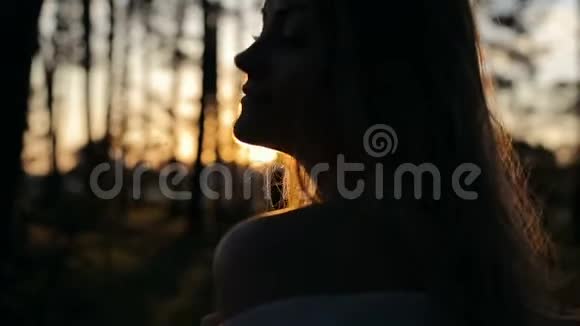 美丽的女孩健康的长发户外美丽的年轻女子在夕阳下享受欢乐视频的预览图