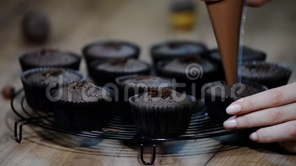 烤蛋糕装满巧克力的纸杯蛋糕视频的预览图