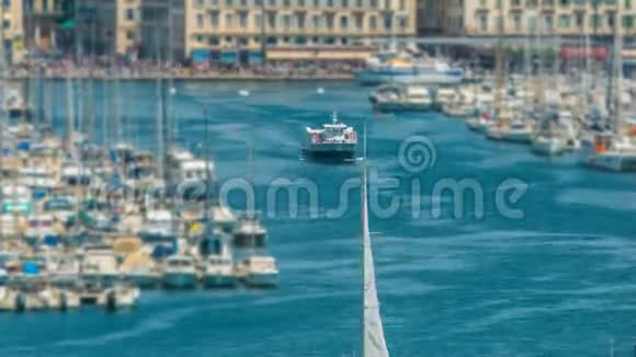 马赛老港繁忙的交通驶向公海的船只时间流逝视频的预览图