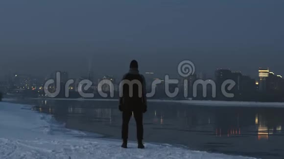 冬季赛跑运动员在河岸观看日落城自由概念视频的预览图