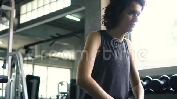 适合年轻女性在健身房用哑铃锻炼视频的预览图