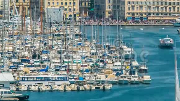 停泊在马赛老港的游艇和船只移动船只的时间视频的预览图