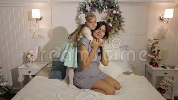 女儿在圣诞节拥抱她怀孕的母亲视频的预览图