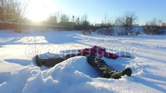 小女孩做雪天使寒假视频的预览图