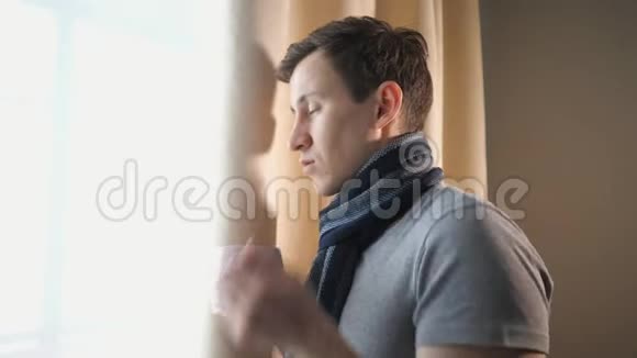 生病的男性在窗户附近咳嗽视频的预览图