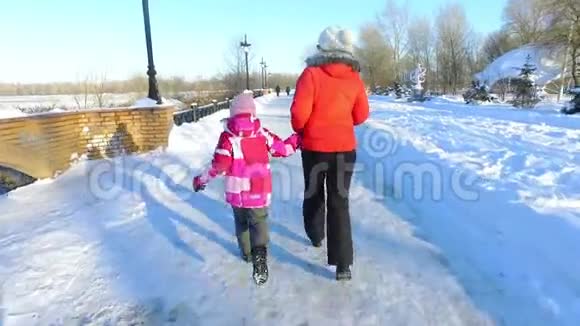 后景母女在冬季公园跑步冬天快乐视频的预览图