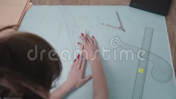 车间妇女绘图曲线视频视频的预览图