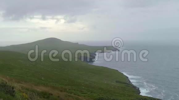 俯瞰爱尔兰克里美丽景观的广角景观视频的预览图