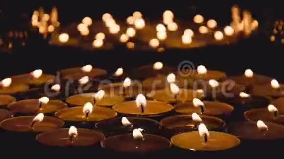 蜡烛在黑暗中燃烧视频的预览图