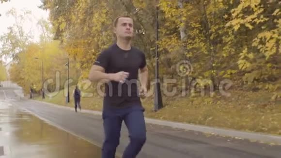 穿着运动服的人在公园的马路上奔跑视频的预览图