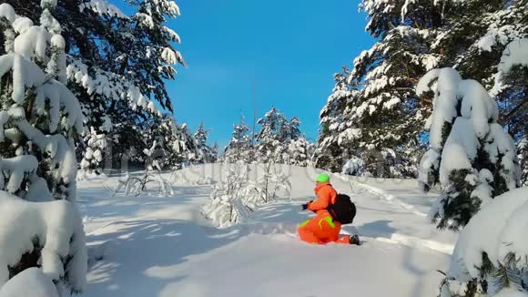 摄影师躺在雪地上拍照视频的预览图