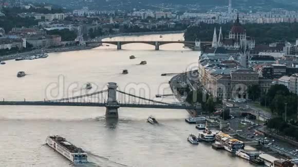 布达佩斯市和多瑙河日夜不停许多船只经过视频的预览图