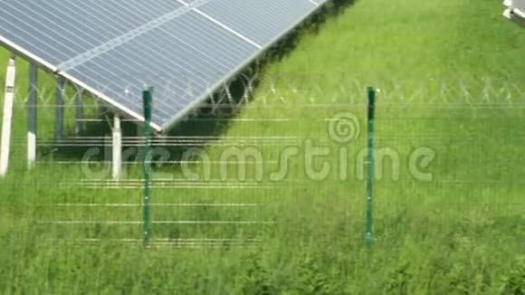 道路附近山区的太阳能电池板用铁丝网围着栅栏现代技术视频的预览图