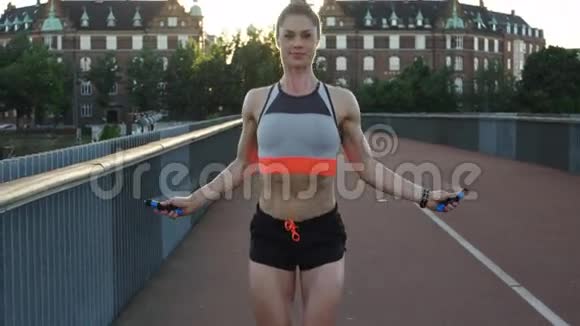女人在桥上跳视频的预览图