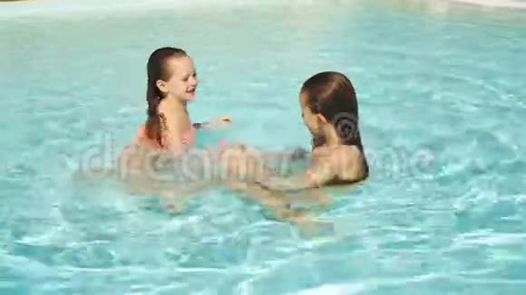 可爱的小女孩一起玩在户外游泳池里玩得开心视频的预览图