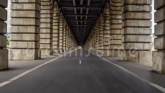 巴黎贝尔西桥拱门之间的自行车道时间流逝视频的预览图