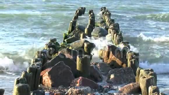 波罗的海的波浪在一个古老的木堤上断裂视频的预览图