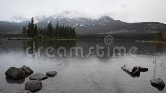加拿大落基山脉金字塔湖的灰色雨晨视频的预览图