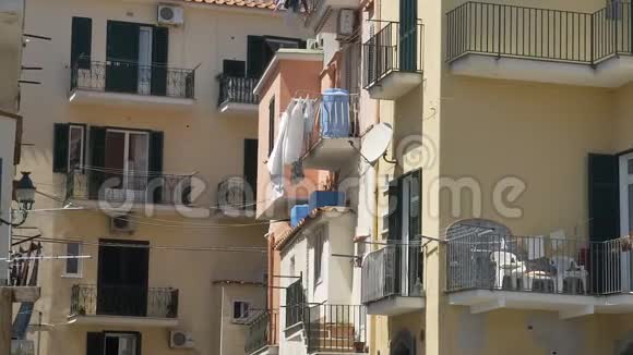 阳光明媚的地中海小镇普通住宅区阳台上的洗衣房视频的预览图