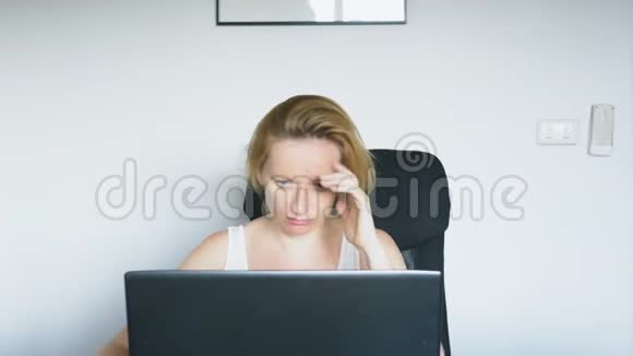 一个使用笔记本电脑的女人坐在桌子旁感到绝望开始哭泣人类的情感网瘾视频的预览图
