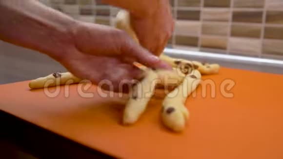 在烤炉前用面团编织圣诞面包视频的预览图