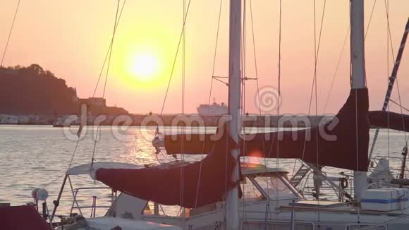 美丽的日落景色从海滨城市船在码头游船在地平线视频的预览图