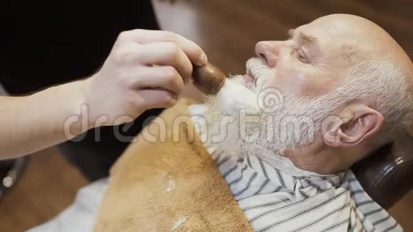 理发师把剃须膏涂在老人脸上视频的预览图