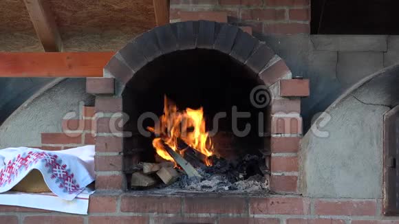烧在土砖壁炉里的火视频的预览图