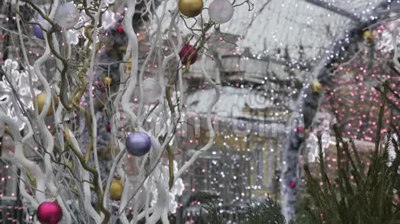 圣诞球特写挂在树上的玩具这个城市为度假而装饰彩色花环视频的预览图