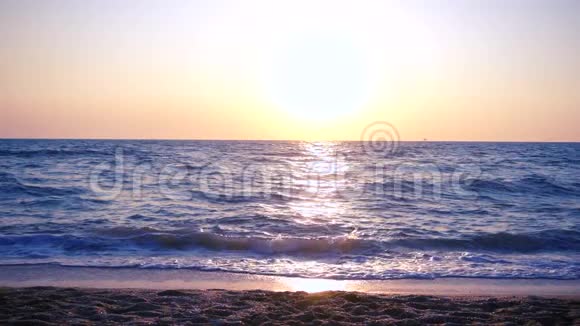日出时美丽的女孩在海边跳跃视频的预览图