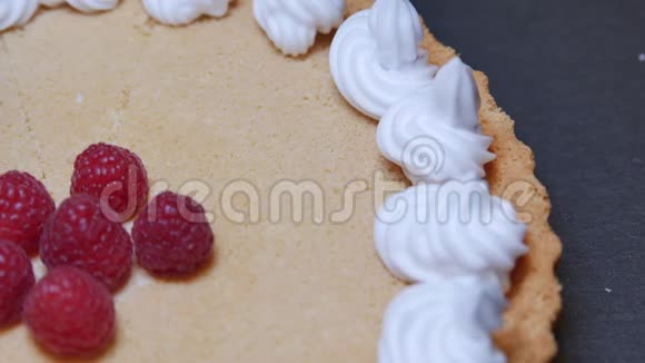 糖果师在蛋糕和覆盆子上涂上奶油视频的预览图