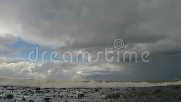 汹涌的云层笼罩在躁动不安的海面上暴风雨的天气在海岸线上蔓延视频的预览图