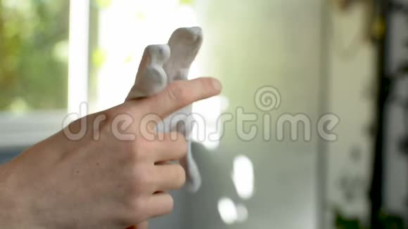 青少年男子戴白手套是为了更好地保持干燥的手臂皮肤视频的预览图