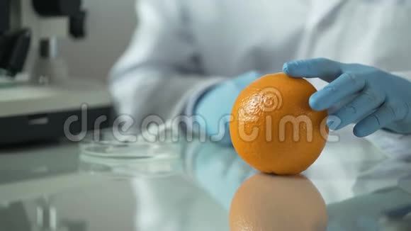 从柑橘类维生素产品中提取精油的美容师视频的预览图