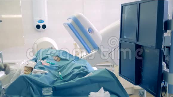 外科医生使用现代设备进行困难的心脏手术4K视频的预览图