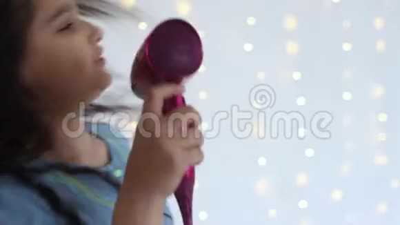 女孩在吹风机里唱歌跳舞心情很好视频的预览图