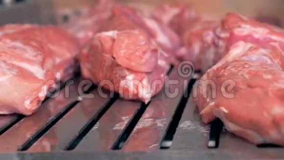 一名工厂工人把肉放在传送带上关上视频的预览图
