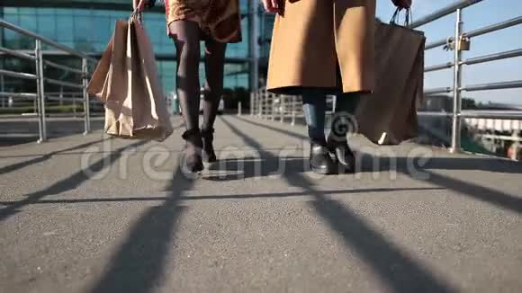 美丽苗条的女性腿踩桥视频的预览图