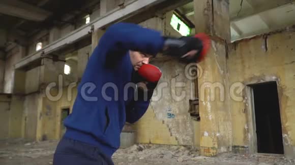 一个拳击手在一座废弃的建筑里训练视频的预览图