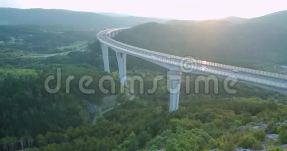 日落时高架桥上空交通的4k空中镜头视频的预览图