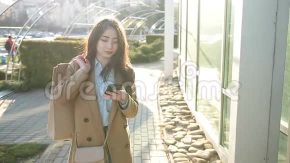 优雅的亚洲女孩用智能手机上网视频的预览图