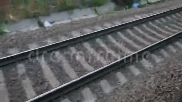 摄像机沿着铁路移动铁轨在夜间移动无缝环视频的预览图